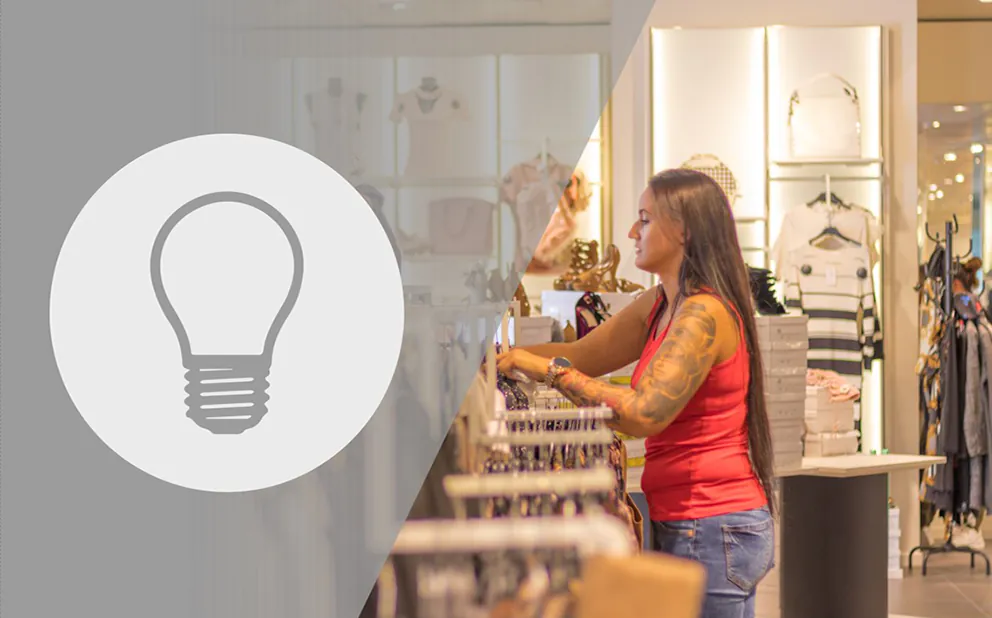 Frau im Modegeschäft (Unsplash/Alexander Kovacs)